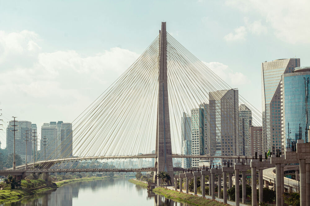 Ponte Estaiada Octávio Frias de Oliveira em São Paulo — símbolo da liderança que conecta mercados na América Latina
